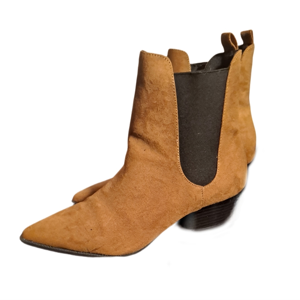 Slim suede brown bootie